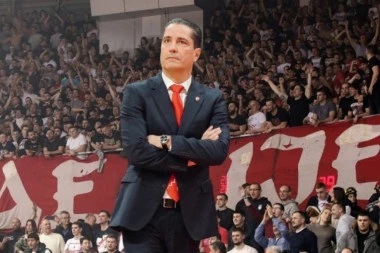 EVO ŠTA DELIJE PORUČUJU JANISU POSLE DEBAKLA! Šokiraće vas ove reči upućene grčkom treneru: Kouč, vreme je... (FOTO)