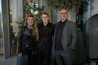 LUDOVALO SE DO ZORE KOD SINA VIKI MILJKOVIĆ! Svi bruje o OVOM trenutku, a pogledajte šta je Desingerica uradio kad je Ceca zapevala!