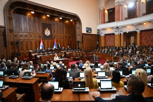 DANAS SE NASTAVLJA RASPRAVA U SKUPŠTINI! Poslanici od 10 sati o prvih 8 tačaka dnevnog reda!