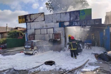 IZGOREO AUTO SERVIS NA ZVEZDARI! Plamen zahvatio automobile i gume! (FOTO)