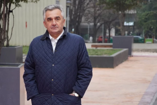 VEROVALI ILI NE, I OVO SE DESILO U SKUPŠTINI! Greškom glasao za pogrešnu rezoluciju, sada udara glavom u zid!