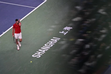 NOVAK SE SRUŠIO POSLE IZGUBLJENOG SETA! Pomoć odmah uletela na teren! (VIDEO)