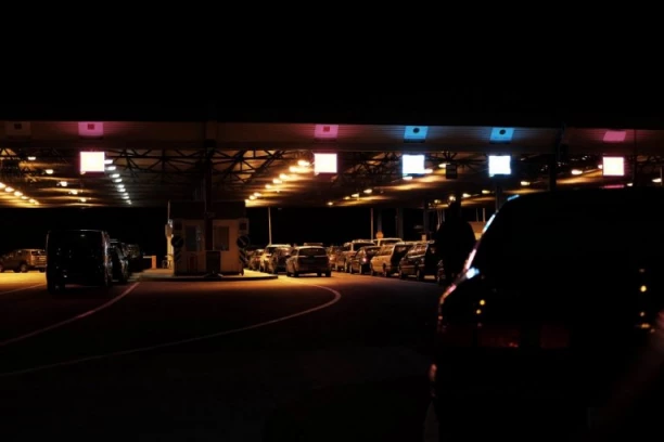 NA BATROVCIMA SE ČEKA REKORDNIH DEVET SATI! Totalni haos na graničnim prelazima, EVO GDE IMA NAJMANJE GUŽVE