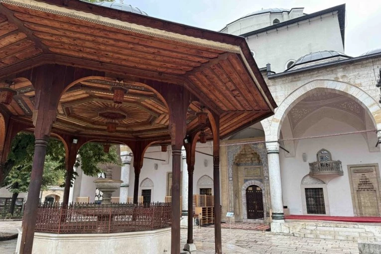 PROVOKACIJA ILI OBIČAN NALET STRASTI? Muškarac i žena ušli u džamiju i usred verskog objekta imali su POLNI ODNOS! (FOTO)