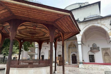 PROVOKACIJA ILI OBIČAN NALET STRASTI? Muškarac i žena ušli u džamiju i usred verskog objekta imali su POLNI ODNOS! (FOTO)