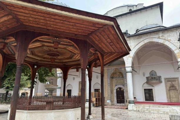 PROVOKACIJA ILI OBIČAN NALET STRASTI? Muškarac i žena ušli u džamiju i usred verskog objekta imali su POLNI ODNOS! (FOTO)