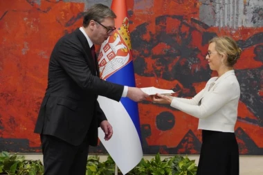 "PRIJATELJSKI ODNOS KOJI IMAM SA MAKRONOM DAJE DODATNU STABILNOST NAŠOJ SARADNJI!" Vučić primio akreditivna pisma nove ambasadorke Francuske! (FOTO)