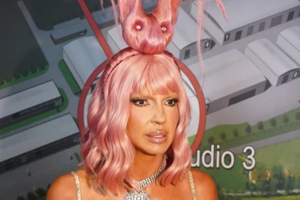 POZNATI PEVAČ ZVAO JELENU KARLEUŠU U SOBU! Pevačica otkrila neverovatne detalje: "Čula sam šaputanje, pogledam iza sebe, zid!"