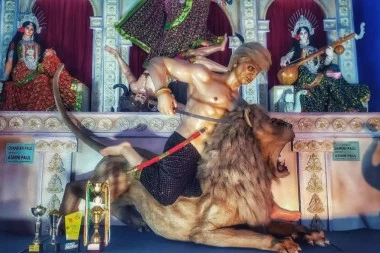 TRAMP KAO DEMON: Hindu boginja ubija Amerikanca kao novo lice zla na festivalu u Indiji! (VIDEO)