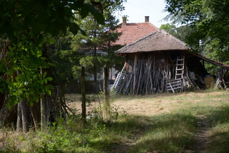 THREE HOUSES AND A PLOT FOR ONLY 15,000 EUROS! Rare offer on the Serbian real estate market