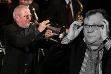 STJEPKO GUT POPIO RAKIJICU, PA ZASVIRAO NA PESMI HALIDA BEŠLIĆA! Ovako je došlo do saradnje legendarnih majstora! (VIDEO)