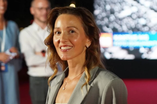 Ovo je NAJPOPULARNIJI KAPUT ove sezone i Jelena ga nosi kao da je krojen po njoj, a model je VANVREMENSKI (FOTO)