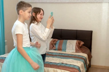 DECA U ŠKOLI ĆE SAMA ODLUČIVATI DA LI SU DEČACI ILI DEVOJČICE! Roditelje niko ništa ne pita - ko odbije BIĆE KAŽNJEN!