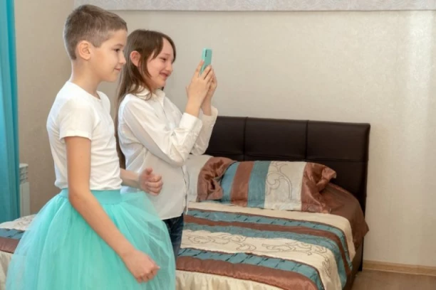 DECA U ŠKOLI ĆE SAMA ODLUČIVATI DA LI SU DEČACI ILI DEVOJČICE! Roditelje niko ništa ne pita - ko odbije BIĆE KAŽNJEN!