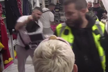 ASMIN KAO PODIVLJALA ZVER: Napravio HAOS I LOM u Beloj kući, POBACAO sve stvari - obezbeđenje ga jedva obuzdalo!