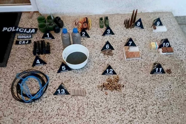 ARSENAL ORUŽJA PRONAĐEN U STANU! Uhapšen Novosađanin (48) u Kragujevcu - NAŠLI MU I LEGITIMACIJU MUP-A!