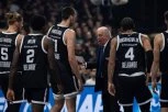 KAD TE NEĆE, ONDA TE NEĆE: Klajburn sa skoro pola terena trojkom srušio Partizan u Areni!
