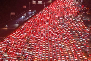ZA RUBRIKU VEROVALI ILI NE: Skoro 750 miliona ljudi zarobljeno u saobraćajnoj gužvi - neverovatne scene obilaze svet (VIDEO)
