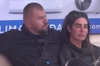 OPA! KADA JE DOHVATIO U PREDELU BUTINA, POTPUNO SE PREDALA! Kačavenda i Janjuš UHVAĆENI TOKOM INTIMNOG ČINA!