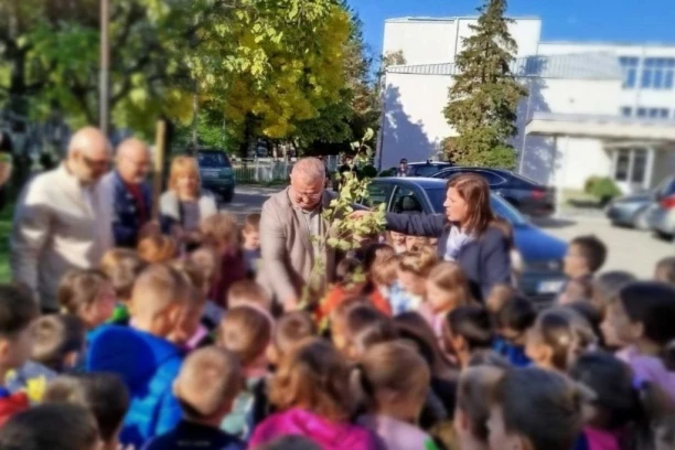 PRVACI ZASADILI "DRVO GENERACIJE"! Nastavljena tradicija škole "Vuk Karadžić" u Kladovu!