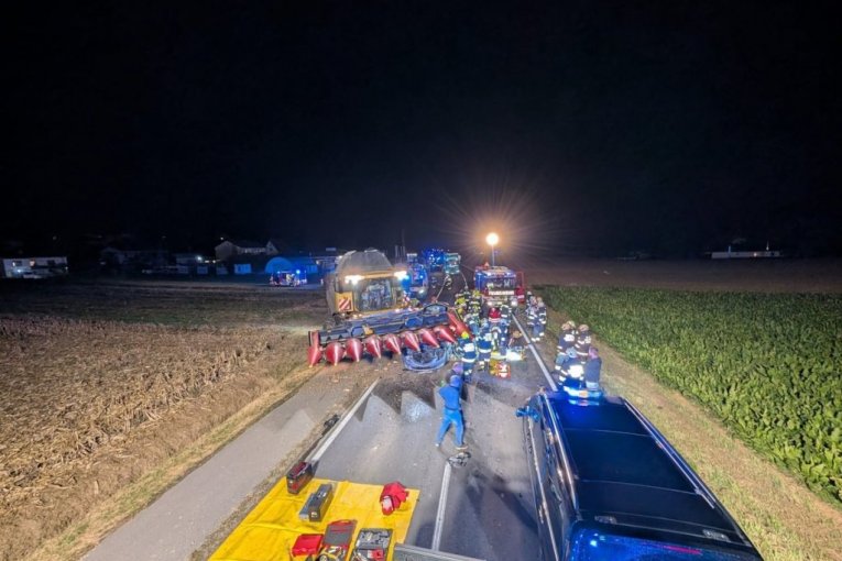 Sudar kombajna i automobila