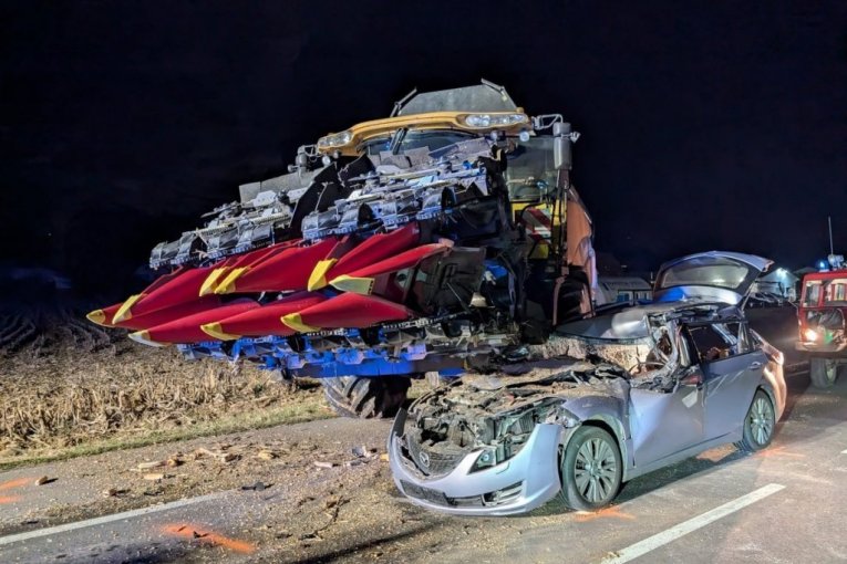 Sudar kombajna i automobila