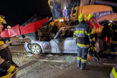 POGINULO TROJE DIPLOMATA: Putovali na sastanak o prekidu vatre, automobil se iznenada prevrnuo! (FOTO)