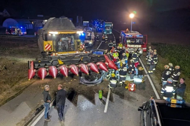 KOMBAJN SULOVITO UDARIO U AUTOMOBIL! Vozača izvlačili vatrogasci!