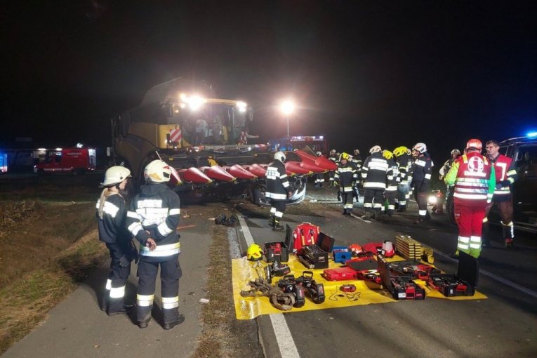 Sudar kombajna i automobila