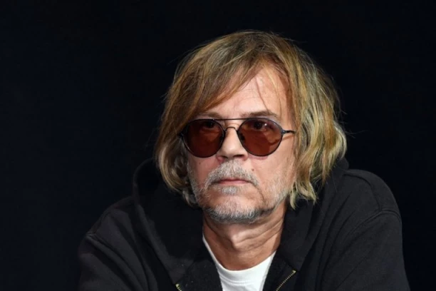 SRĐAN TODOROVIĆ ZABRINUO FANOVE! Glumac objavio fotku sa zavojem na glavi i bez prednjeg zuba, pa se oglasio!