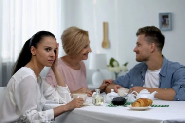 Ko nije živeo sa svekrvom ne zna šta su sve ČARI BRAKA: Kako sam "prevaspitala" muža u kući koju delimo sa njegovom mamom