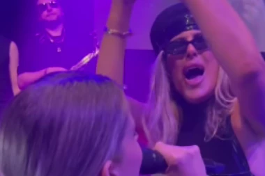 OBEZBEĐENJE HITNO PREKINULO NASTUP NAŠE PEVAČICE: Dramatična scena, naglo joj POZLILO, ovo je UZROK! (VIDEO)