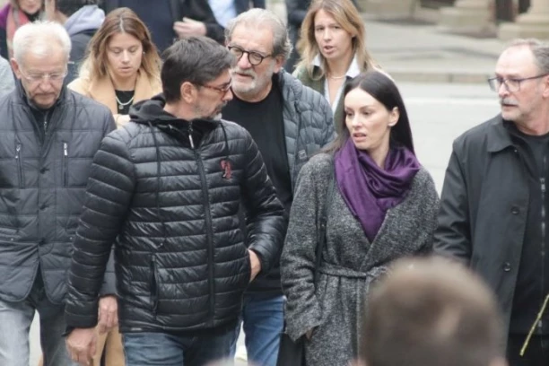 JECAJI SLOBODE MIĆALOVIĆ ODZVANJAJU GROBLJEM! Vojin doneo OVAJ SIMBOL na sahranu Šotre! (VIDEO)