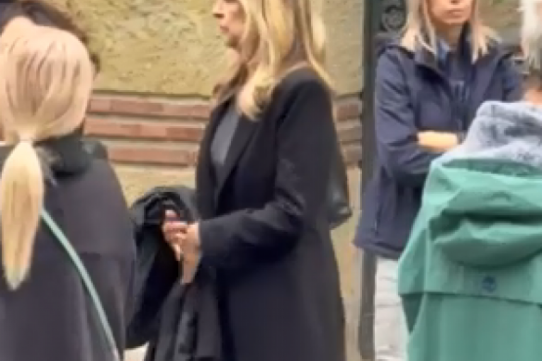 Anita Laušević na sahrani Zdravka Šotre