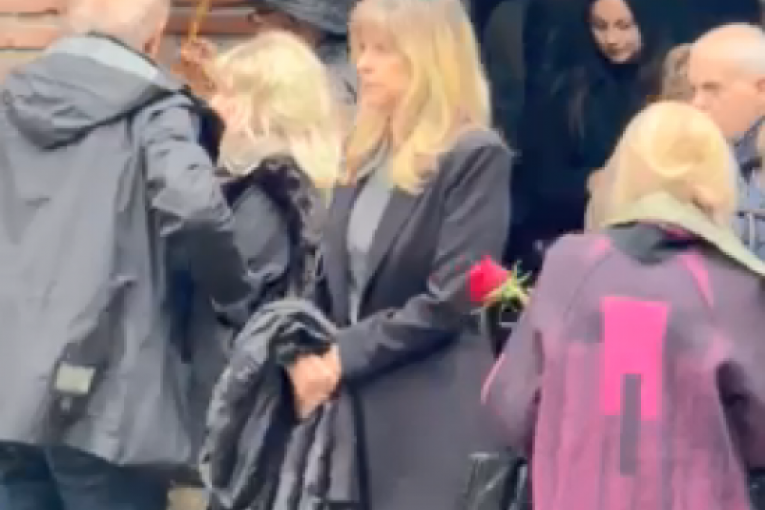 Anita Laušević na sahrani Zdravka Šotre