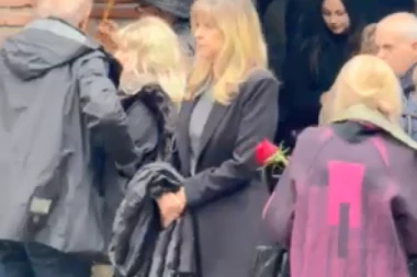 UDOVICI ŽARKA LAUŠEVIĆA POZLILO: Anita jedva stoji na nogama, pojavila se na sahrani Zdravka Šotre, a OVAJ prizor KIDA DUŠU! (VIDEO)
