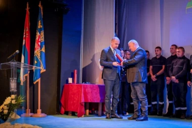 ZLATIBORU LONČARU MEDALJA GRADA LESKOVCA! Ministru zdravlja uručena Oktobarska nagrada!