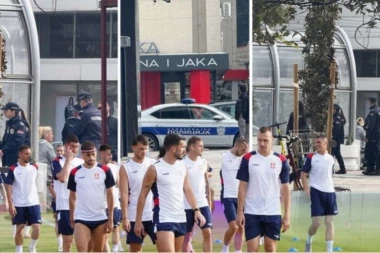 OPSADNO STANJE ZBOG "ORLOVA": Policija ušla u hotel fudbalera Srbije u Nišu (VIDEO)