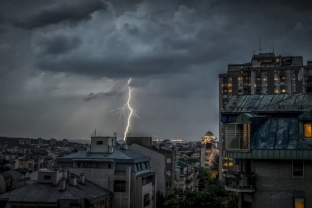 UŽAS U CENTRU GRADA: Oluja iščupala DEO KROVA sa zgrade i bacila ga na ulicu!