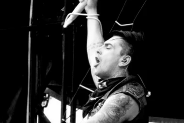 POPULARNOM PEVAČU PREREZALI GRKLJAN U ĆELIJI: Sumnja se na OSVETU!