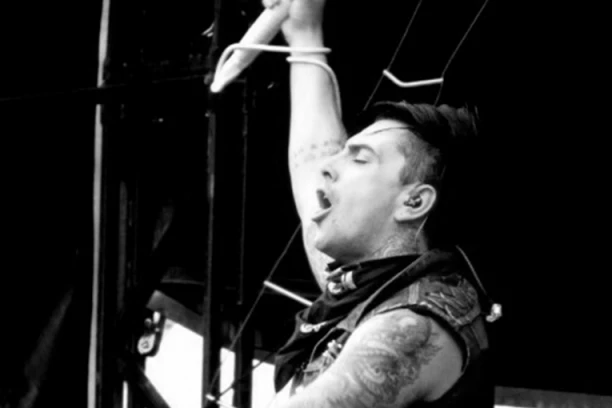 POPULARNOM PEVAČU PREREZALI GRKLJAN U ĆELIJI: Sumnja se na OSVETU!