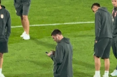 SVI ZAJEDNO, SAMO VLAHOVIĆ SAM: Šta to radi Duci u Leskovcu pred meč sa Albanijom (VIDEO)