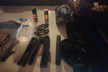 BLOKADERI PRAVILI HAOS U NOVOM SADU! Oduzete im palice, suzavci, bokseri...!