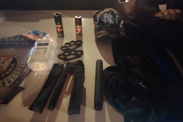 BLOKADERI PRAVILI HAOS U NOVOM SADU! Oduzete im palice, suzavci, bokseri...!