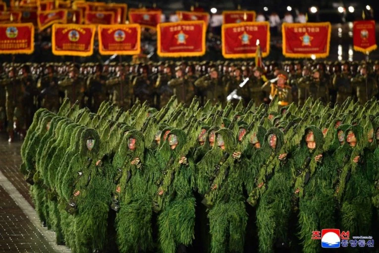 ŠTA OVO BI? 20 vojnika iznenada prešlo granicu, a onda su meci prohujali iznad njih!