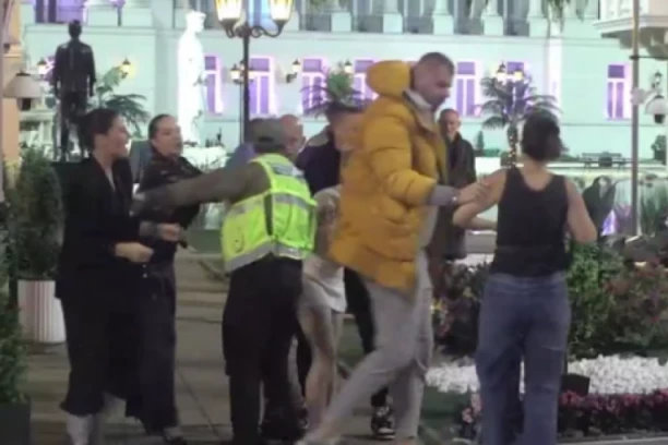 BRUTALNA MAKLJAŽA U ELITI! Hitan prekid programa, OBEZBEĐENJE razdvajalo PODIVLJALE takmičare!