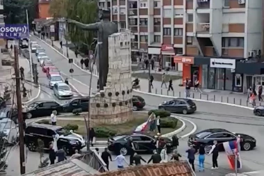 NESVAKIDAŠNJA SCENA NA SEVERU KOSMETA, I TO BAŠ NA DAN IZBORA! U centru Kosovske Mitrovice saobraćaj potpuno zaustavljen kod kružnog toka! U BLIZINI I PATROLA (VIDEO)
