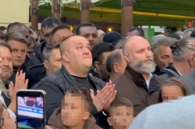 SIN HALIDA BEŠLIĆA VAN SEBE: Dino RONI SUZE na skupu u Sarajevu - prizor koji lomi srca! (FOTO)