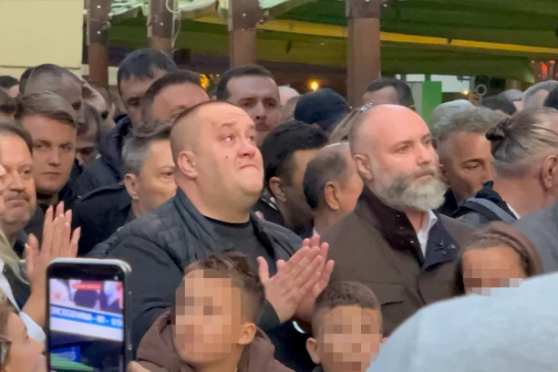 SIN HALIDA BEŠLIĆA VAN SEBE: Dino RONI SUZE na skupu u Sarajevu - prizor koji lomi srca! (FOTO)