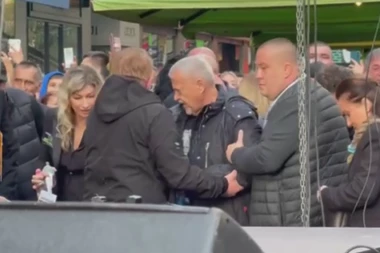 EMIRU HADŽIHAFIZBEGOVIĆU POZLILO U SARAJEVU: Glumcu se slošilo na skupu u Halidovu čast, Din Bešlić mu odmah pritekao u pomoć! (VIDEO)
